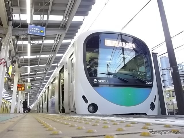 プレミアムフライデー号を担った30000系38102F(西武新宿駅、2月24日)