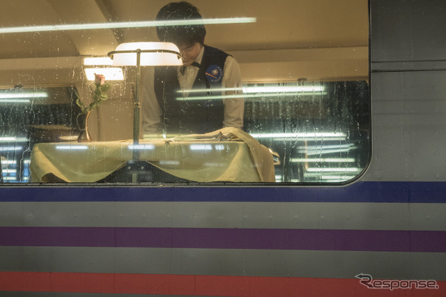 北海道に別れを告げるかのように一礼する食堂車のクルー。