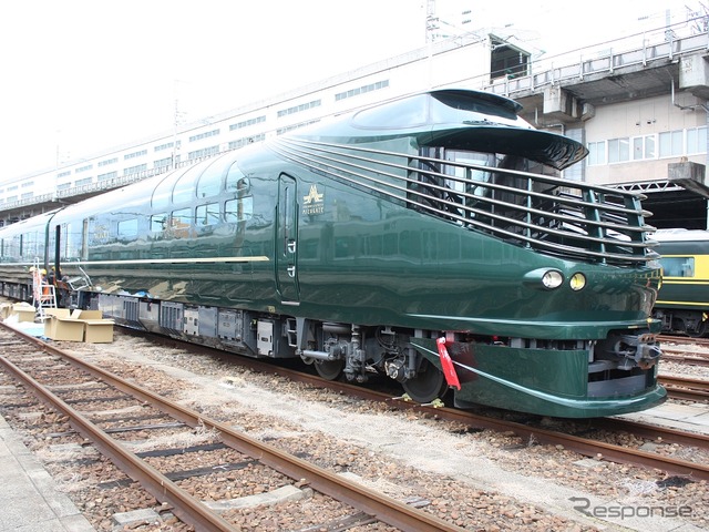 1号車:キイテ87-2(MFC2):エンジン・発電機・モーターを搭載した展望車。先頭部に運転室と開放式の展望デッキを備え、後方に展望室とサービスクルー用の寝室が続く。写真はキサイネ86の客室側。