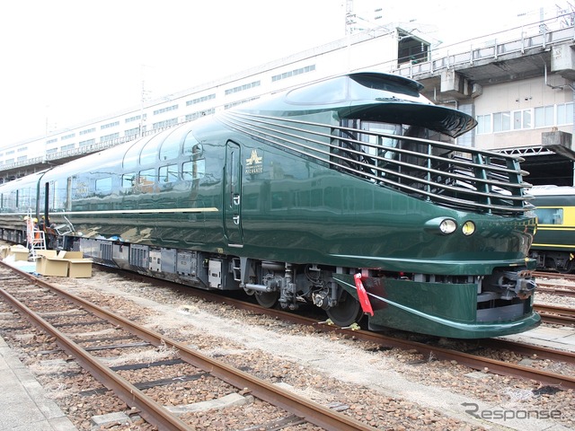 1号車：キイテ87-2（MFC2）：エンジン・発電機・モーターを搭載した展望車。先頭部に運転室と開放式の展望デッキを備え、後方に展望室とサービスクルー用の寝室が続く。写真はキサイネ86の客室側。