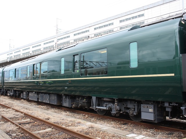 2号車:キサイネ86-101(TNF1):2人用個室寝台「ロイヤルツイン」が3室設けられている寝台車。写真は客室側。