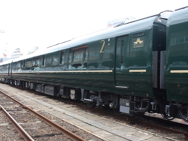 2号車:キサイネ86-101(TNF1):2人用個室寝台「ロイヤルツイン」が3室設けられている寝台車。写真は通路側。