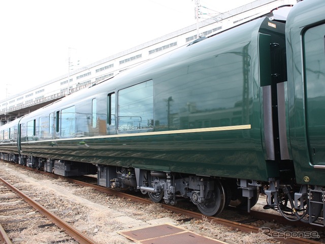 3号車:キサイネ86-301(TNF3):2人用個室寝台「ロイヤルツイン」が3室設けられている寝台車。写真は客室側。