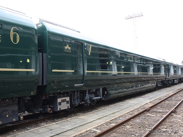 7号車:キサイネ86-501(TNWF):最上級の2人用個室寝台「ザ・スイート」が1室だけ設けられた寝台車(写真は通路側)。2階建て構造になっており、1階には「ザ・スイート」客室をくぐるようにして設けられた通路がある。