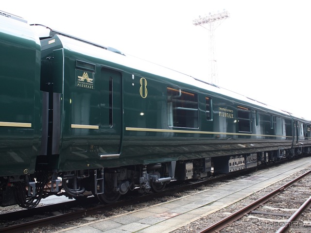 8号車:キサイネ86-201(TNF2):2人用個室寝台「ロイヤルツイン」が3室設けられている寝台車。写真は通路側。
