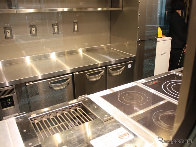 食堂車：調理室の脇に設けられた通路からの調理中の様子をみることができる。
