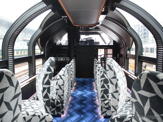 展望車:運転台後方の展望室。ガラス窓が天井まで伸びている。