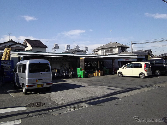 栗橋駅の東側には小さな市場もある