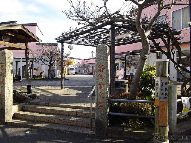 栗橋駅前にある「静御前の墓」