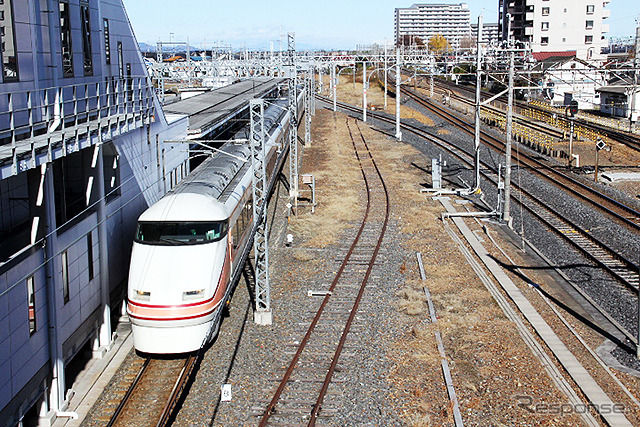左が東武の栗橋駅、右の線路がJR線。その間に2社連絡線