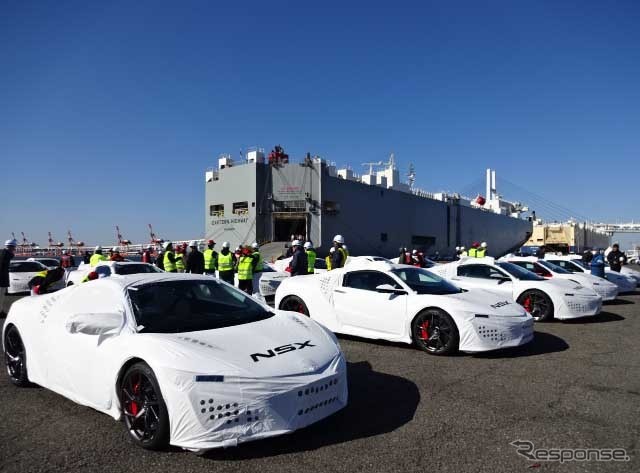 横浜港に到着した新型NSX