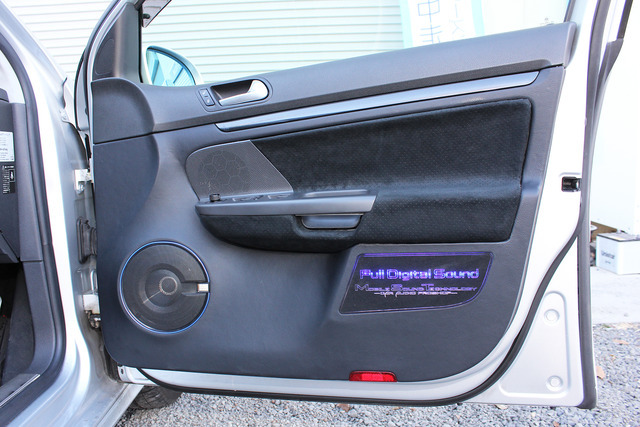 Volkswagen・Golf V by Mobile Sound Technology(東京都)