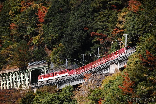 3月11日に全線再開する井川線。18日にはアプト式電気機関車の3重連運転やディーゼル機関車の復刻塗装車の運行などが行われる。