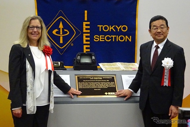 IEEEのカレン・バートルソン会長（向かって左）とホンダの八郷社長