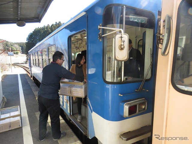 花白温泉駅で「枡酒列車」の料理が積み込まれる。