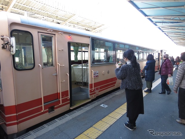 恵那駅に到着した『大正ロマン2号』。ここで折返して食堂車を営業する『大正ロマン1号』になる。