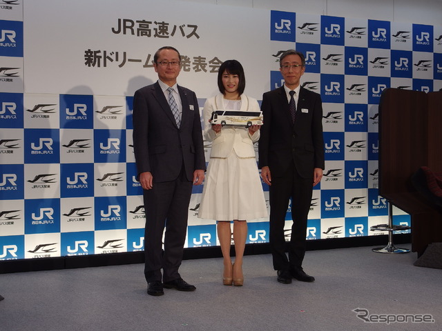 「ドリーム ルリエ」発表会(3月2日、東京)。向かって左から、西日本ジェイアールバスの宇都宮道夫代表取締役社長、ドリーム号アンバサダーの横山由依、ジェイアールバス関東の中村泰之代表取締役社長。