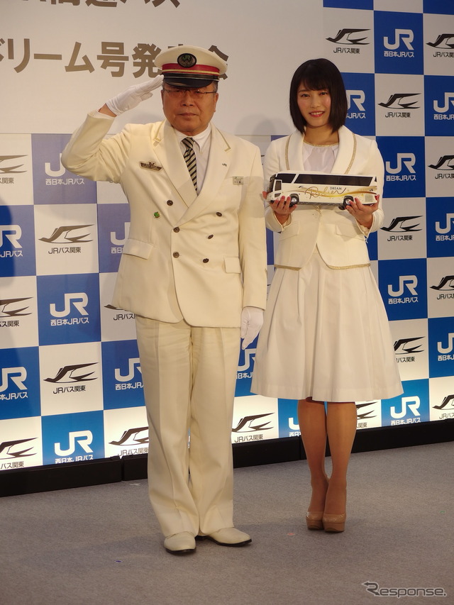 JR東日本東京駅の江藤尚志駅長(向かって左)と横山由依