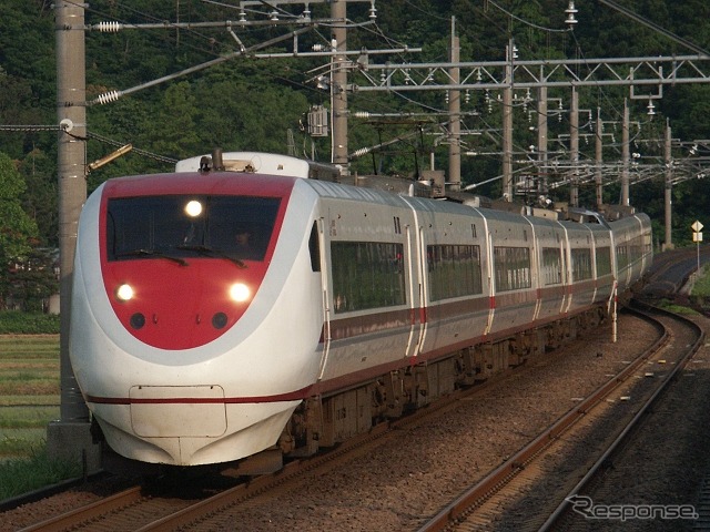 ほくほく線を最高速度160km/hで走行していた在来線特急『はくたか』。2015年3月に廃止された。