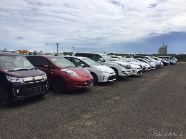 ヤードに保管される輸入中古車(スリランカ)