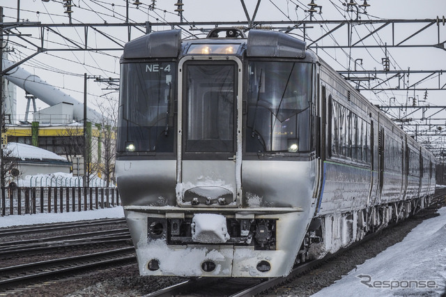 苗穂駅構内に進入する3月3日の『スーパーカムイ24号』。785系はこの日を最後に札幌～旭川間の電車特急から撤退した。