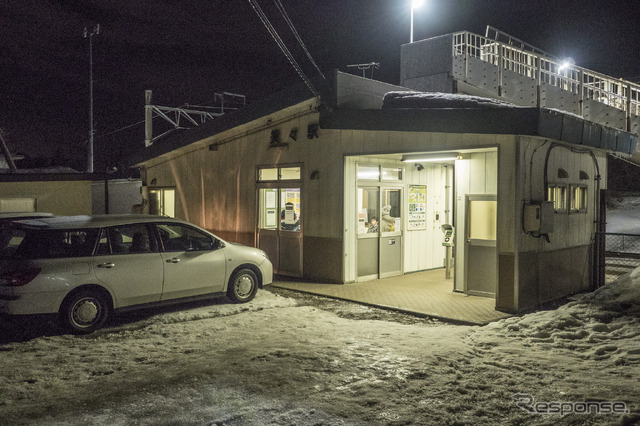 三角屋根が印象的な美々駅舎は二代目にあたり、手荷物扱いが廃止された頃に改築されたようだ。