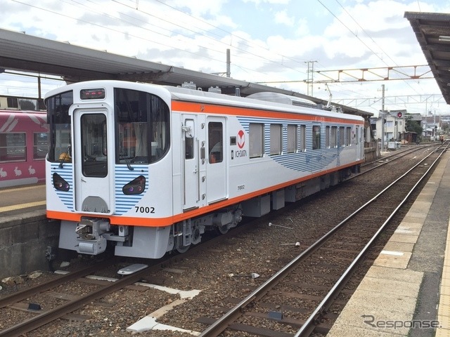 一畑電車は新型車両の増備を受けて4月にダイヤ改正を実施する。写真は新型車両の7000系。