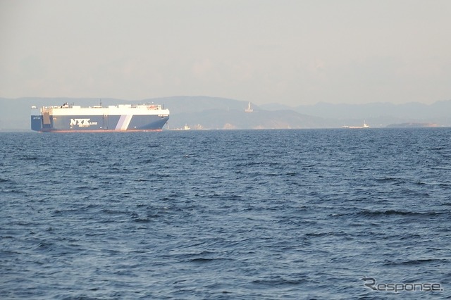 東京湾の中ノ瀬航路を行きかう貨物船たち。その向こうには房総半島が。