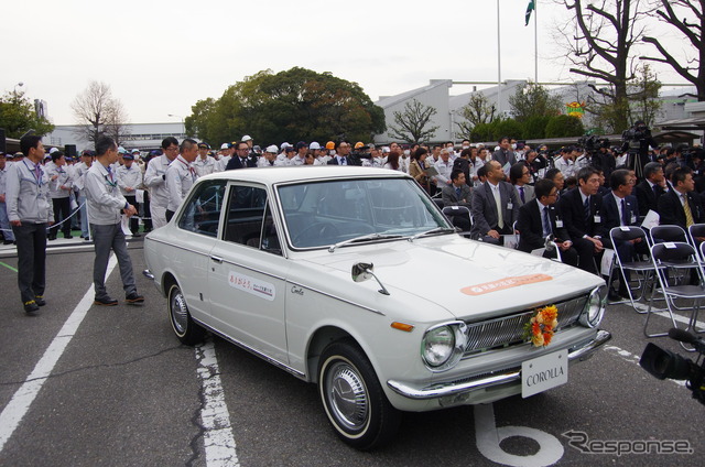 パレードの先頭を走る初代カローラ