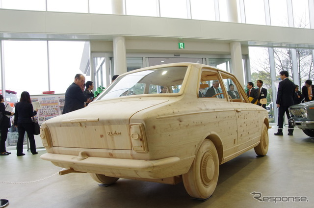 会場に展示されていた、間伐材で作ったカローラ