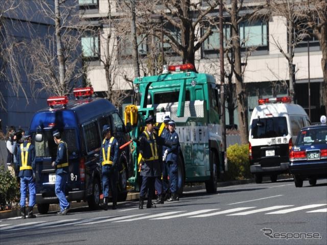 機動隊のワンボックス車と貨物トラックが官邸前で右直事故（9日・千代田区永田町1）