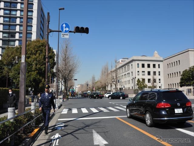 事故現場となった総理官邸前交差点。写真左手に官邸。警察車両は写真右手に右折しようとした