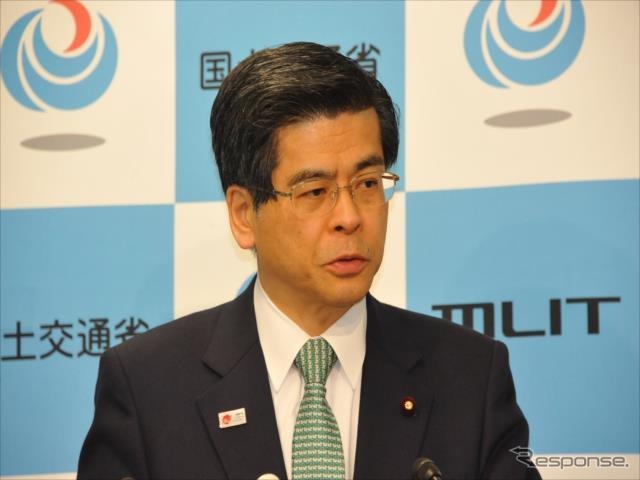 閣議決定した港湾法改正などについて語る石井啓一国交相(10日・霞が関)