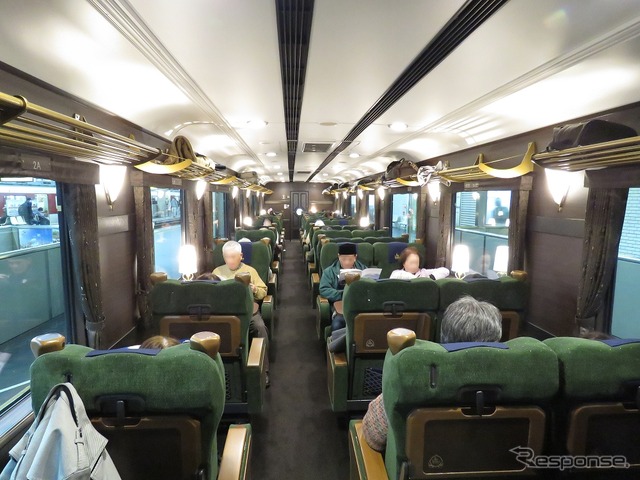 『青の交響曲』車内。元が通勤電車とは思えないほど大幅に改装されている。