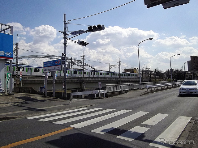 流山街道と運河橋。その先に東武野田線