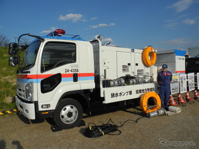 2015年の茨城県常総市大水害で活躍した排水ポンプ車