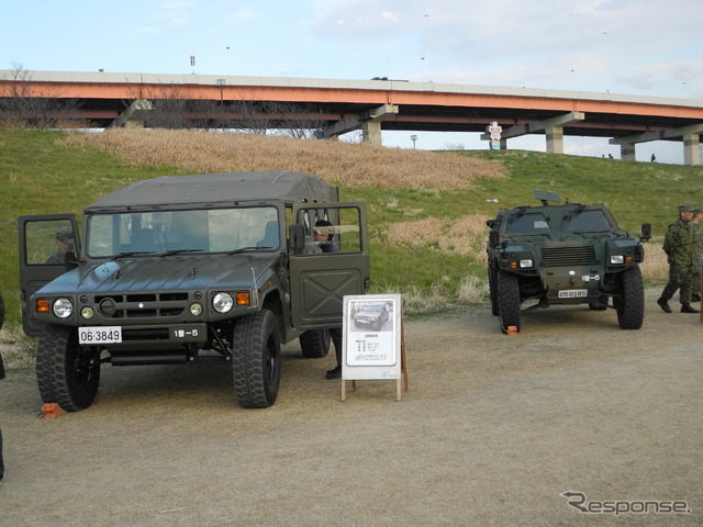 自衛隊の高機動車(左)と軽装甲機動車
