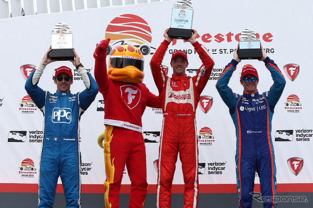 左から2位パジェノー、ファイアストンのマスコットを挟んで優勝ブルデー、3位ディクソン。