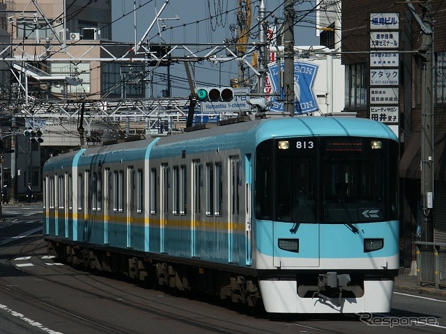 大津線の電車は形式の違いに関わらず、全て新デザインの塗装に統一される。写真は大津線の800系。