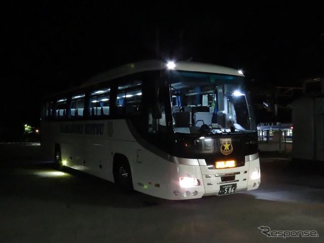 竜田駅で発車を待つ下り原ノ町行きの代行バス。下りは1本だけ原ノ町行きが残る。