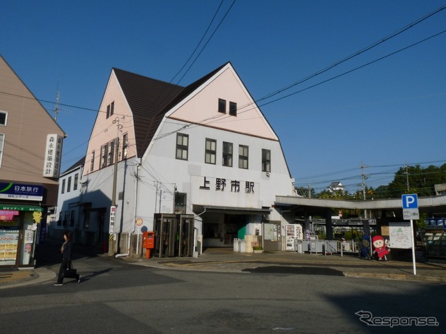 伊賀鉄道の上野市駅。公有民営方式への移行により、近鉄は施設と車両を伊賀市に無償譲渡する。