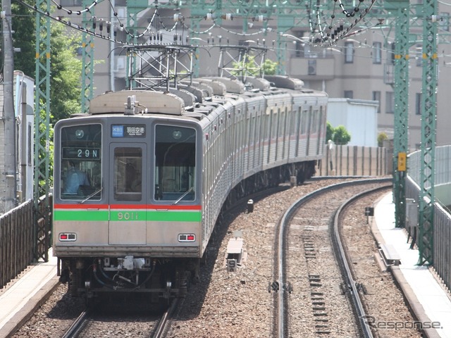 京急線を走る9000形。