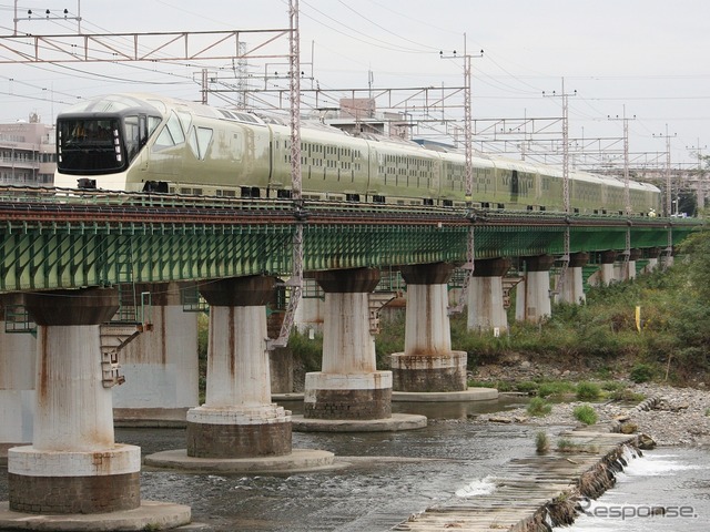 中央本線で試運転を行う『四季島』E001形。5月1日からいよいよ営業運転が始まる。