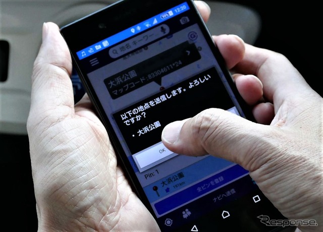 アプリで受信したスポットデータを、カーナビにワイヤレスで転送できる。まずスポットを選んで送信ボタンをタップし…