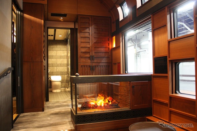 ソファからトイレ・浴室の方を見る。「暖炉」は水蒸気に炎色のライトをあてている。