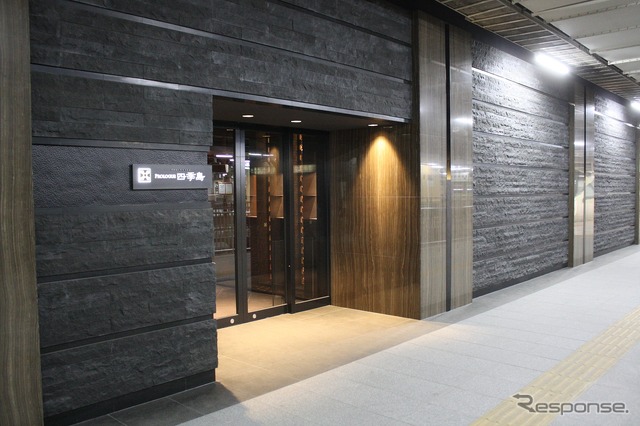 上野駅に整備された「PROLOGUE 四季島」。『四季島』が入線するまでの専用待合室として使われる。