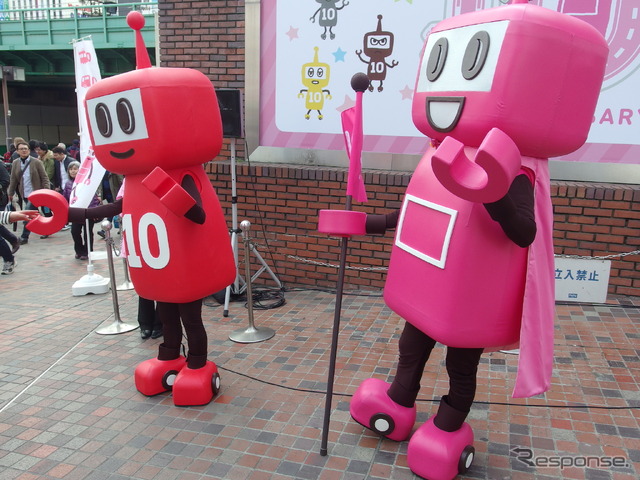 PASMOのミニロボット（赤）と先輩のPASMOのロボット。それほど大きさの違いはない。