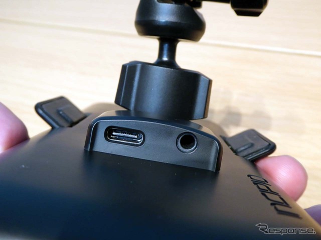 ドック裏側にある端子。左側が充電用USB Type-C充電端子、右側が音声出力端子(3.5mm)