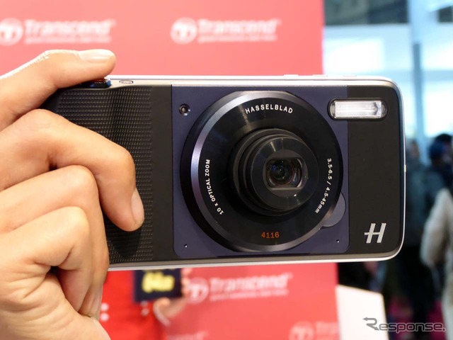 日本では「Moto Mods」購入者のうち43.5%が「HASSELBLAD TRUE ZOOM」(写真)を選んでいる。CP+で撮影