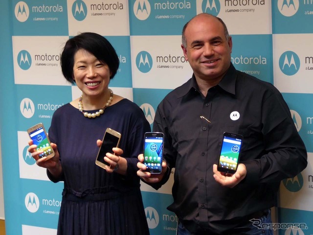 モトローラ・モビリティ・ジャパンプロダクトマネージャーの島田日登美氏(左)と同社代表取締役社長アダモポロス氏(右)